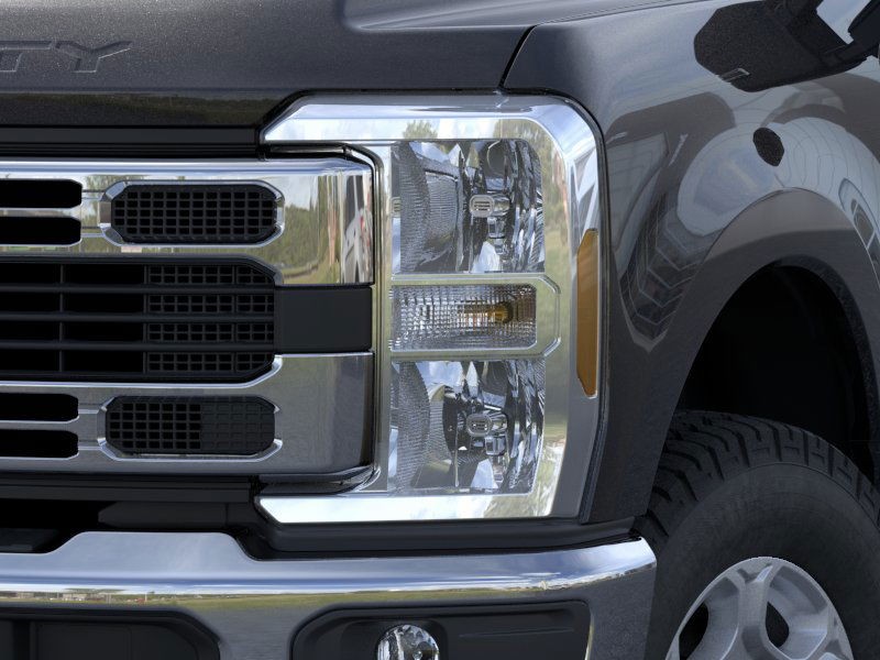 Ford Super Duty F-250 SRW Vehicle Full-screen Gallery Image 18