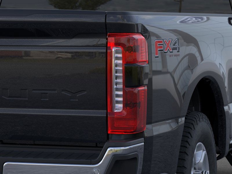 Ford Super Duty F-250 SRW Vehicle Full-screen Gallery Image 21