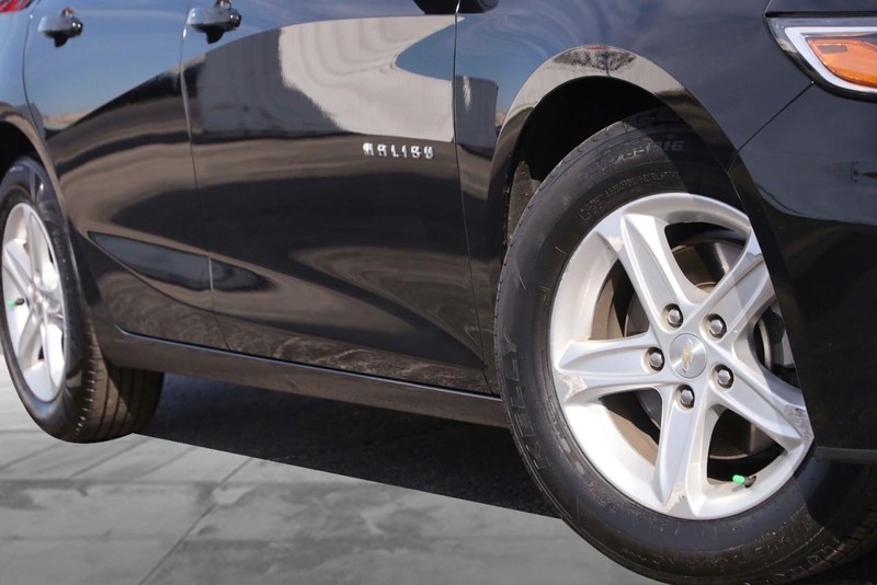 Chevrolet Malibu Vehicle Full-screen Gallery Image 3