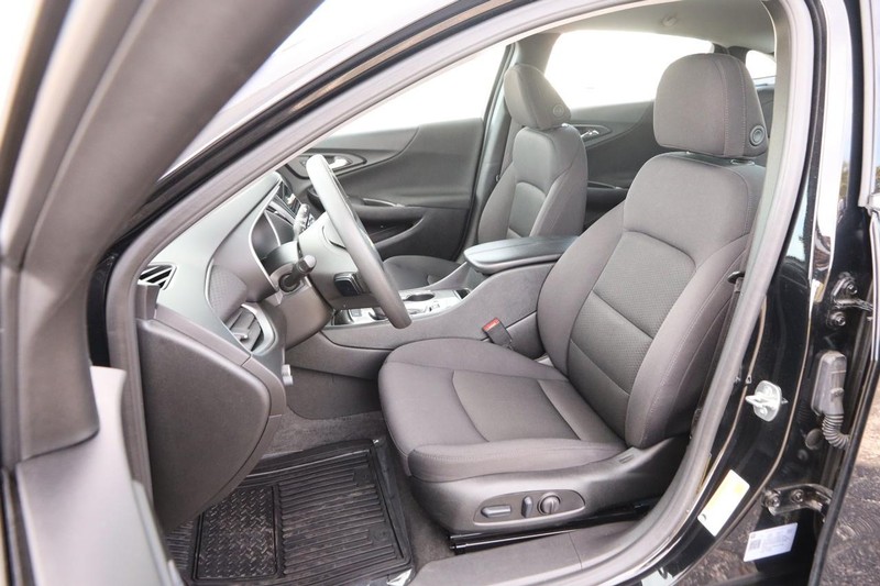 Chevrolet Malibu Vehicle Full-screen Gallery Image 8