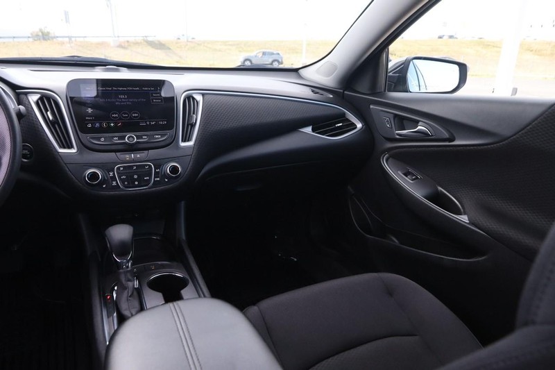 Chevrolet Malibu Vehicle Full-screen Gallery Image 23