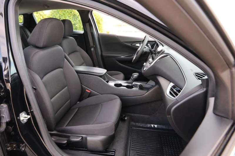 Chevrolet Malibu Vehicle Full-screen Gallery Image 24