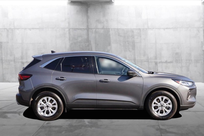 Ford Escape Vehicle Full-screen Gallery Image 4