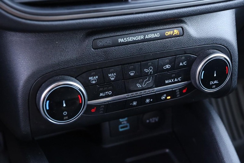 Ford Escape Vehicle Full-screen Gallery Image 17