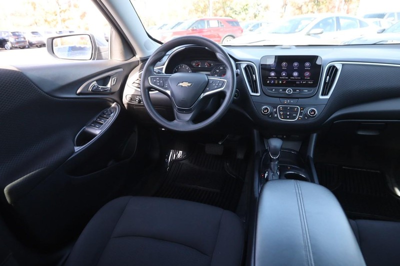 Chevrolet Malibu Vehicle Full-screen Gallery Image 21