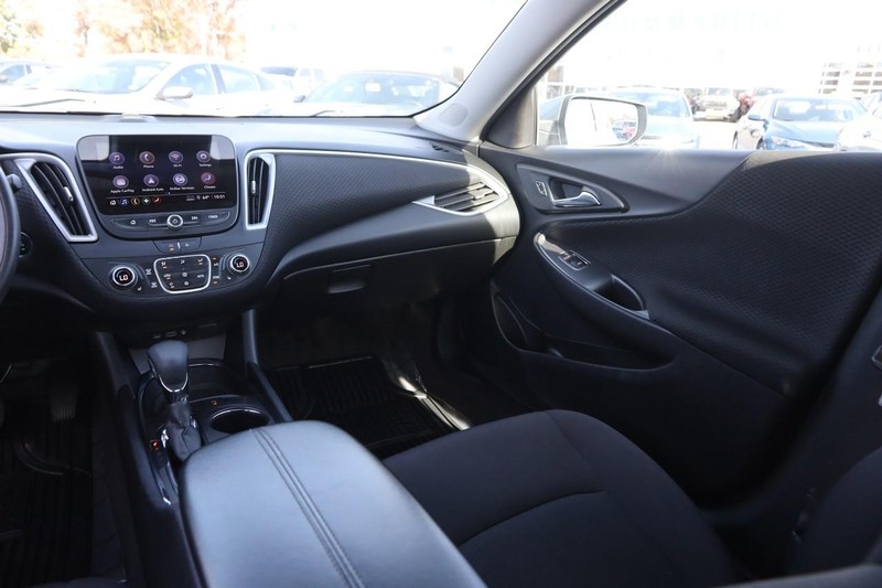 Chevrolet Malibu Vehicle Full-screen Gallery Image 24