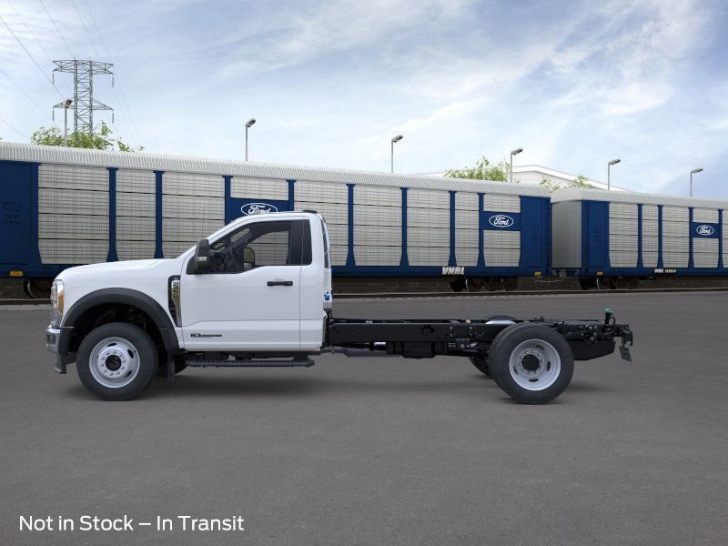 Ford Super Duty F-450 DRW Vehicle Full-screen Gallery Image 3