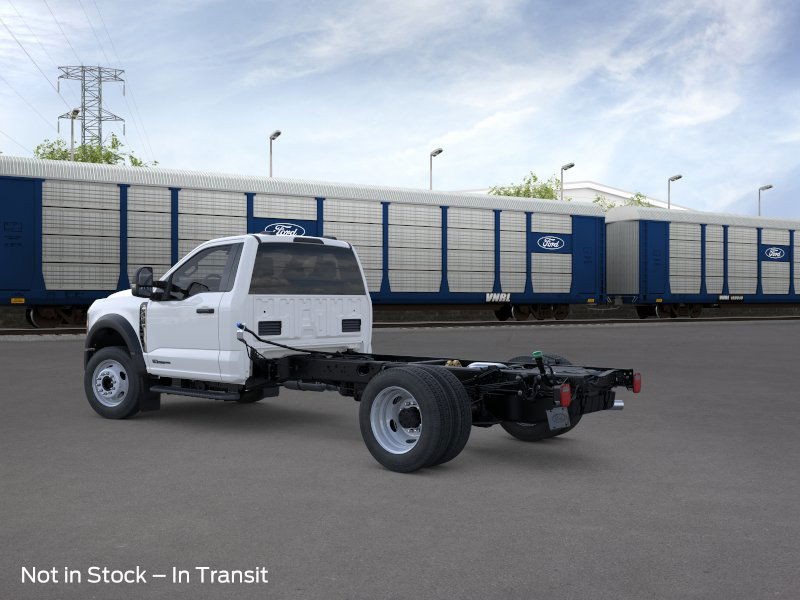 Ford Super Duty F-450 DRW Vehicle Full-screen Gallery Image 4