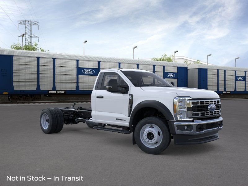 Ford Super Duty F-450 DRW Vehicle Full-screen Gallery Image 7