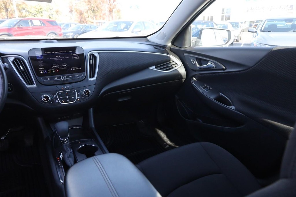 Chevrolet Malibu Vehicle Image 23