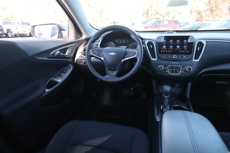 Chevrolet Malibu Vehicle Full-screen Gallery Image 19