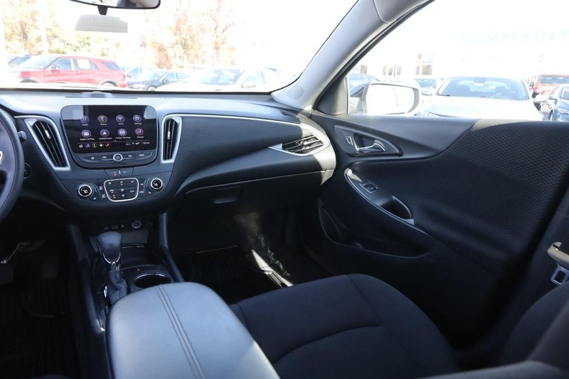 Chevrolet Malibu Vehicle Full-screen Gallery Image 22