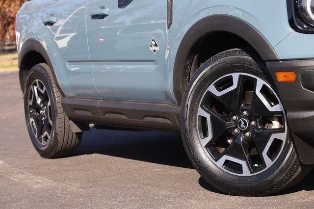 Ford Bronco Sport Vehicle Full-screen Gallery Image 3