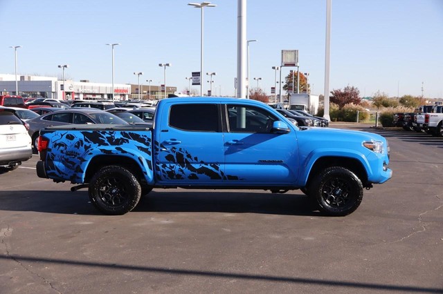 Toyota Tacoma 4WD Vehicle Full-screen Gallery Image 5