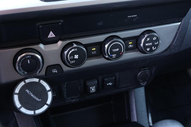 Toyota Tacoma 4WD Vehicle Full-screen Gallery Image 16