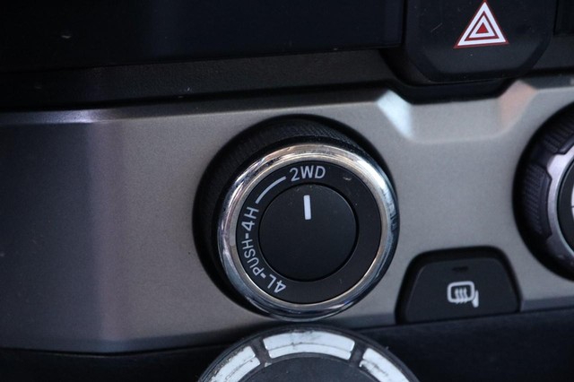 Toyota Tacoma 4WD Vehicle Full-screen Gallery Image 17