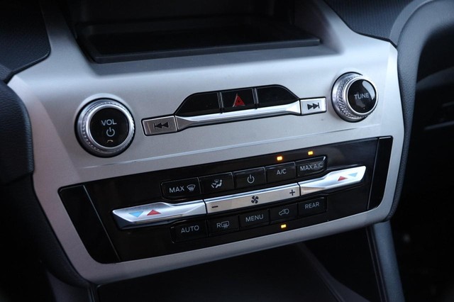 Ford Explorer Vehicle Full-screen Gallery Image 18