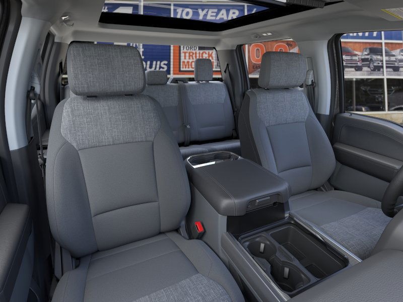 Ford Super Duty F-250 SRW Vehicle Full-screen Gallery Image 10