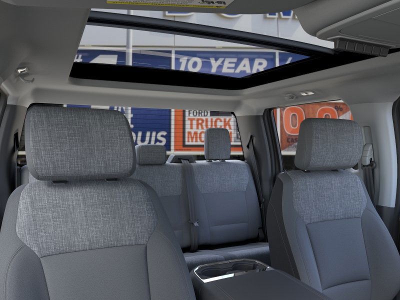 Ford Super Duty F-250 SRW Vehicle Full-screen Gallery Image 22