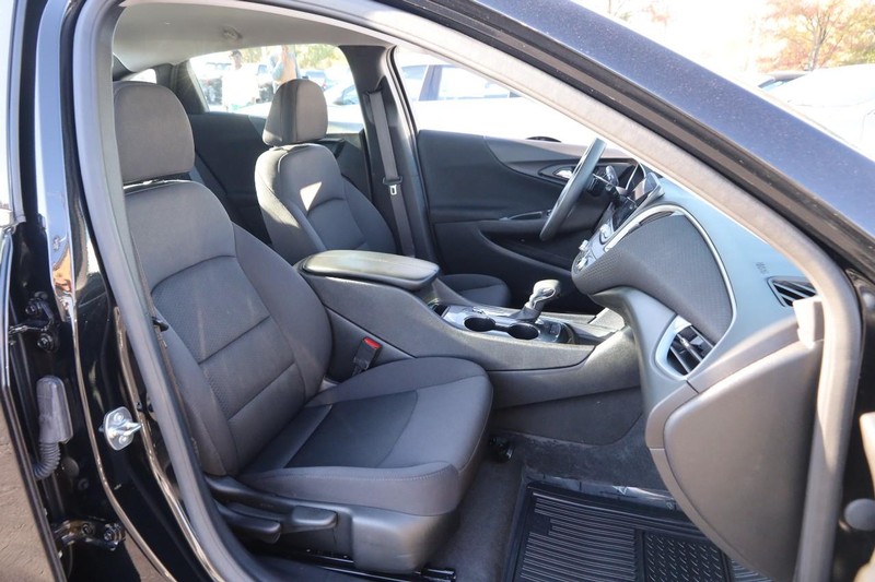 Chevrolet Malibu Vehicle Full-screen Gallery Image 23