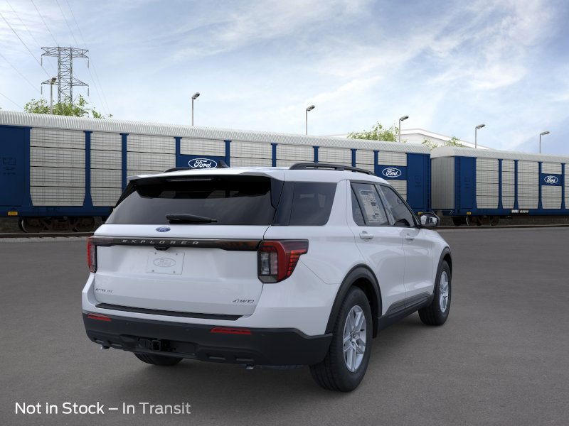 Ford Explorer Vehicle Full-screen Gallery Image 8