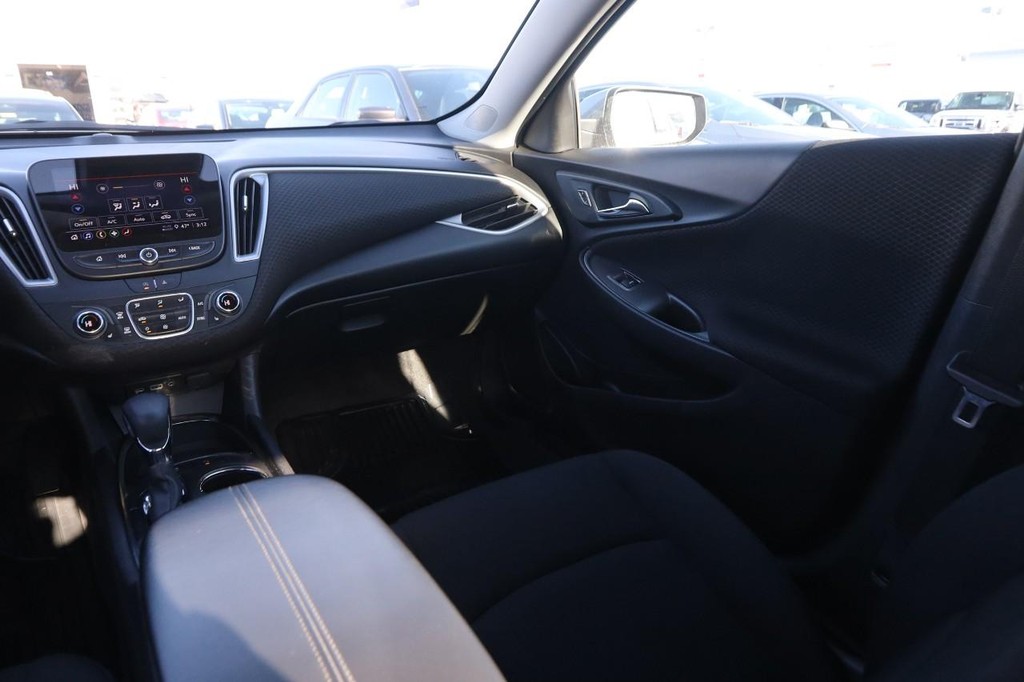 Chevrolet Malibu Vehicle Image 23