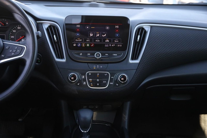 Chevrolet Malibu Vehicle Full-screen Gallery Image 22