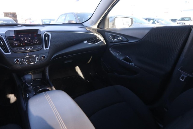 Chevrolet Malibu Vehicle Full-screen Gallery Image 23