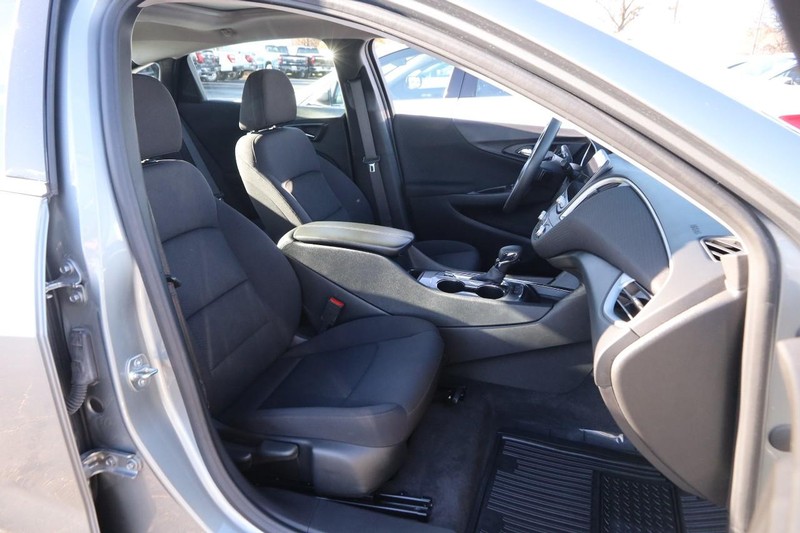 Chevrolet Malibu Vehicle Full-screen Gallery Image 24