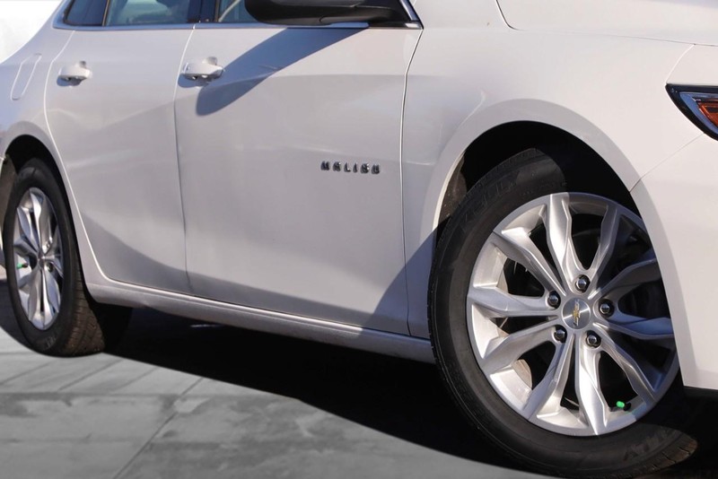 Chevrolet Malibu Vehicle Full-screen Gallery Image 3