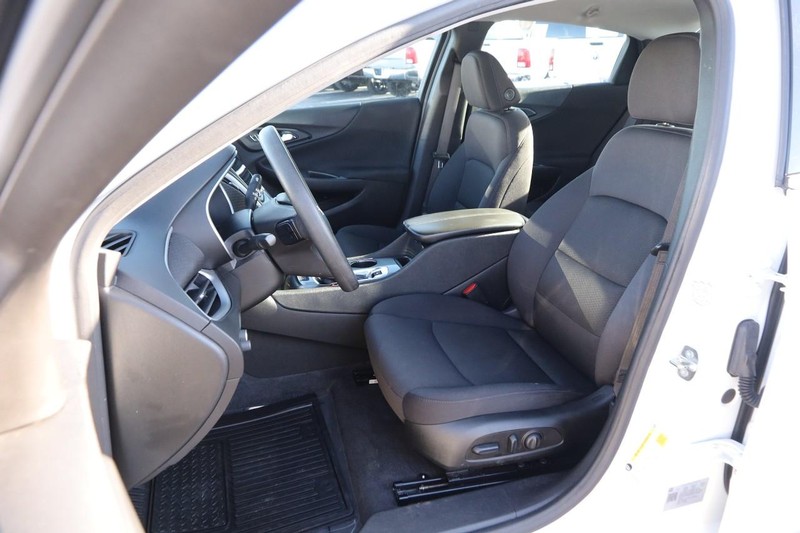 Chevrolet Malibu Vehicle Full-screen Gallery Image 8