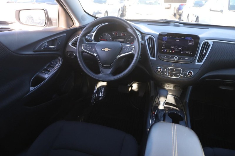 Chevrolet Malibu Vehicle Full-screen Gallery Image 20