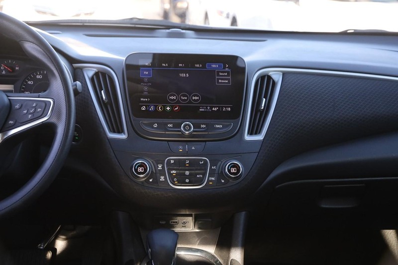 Chevrolet Malibu Vehicle Full-screen Gallery Image 22