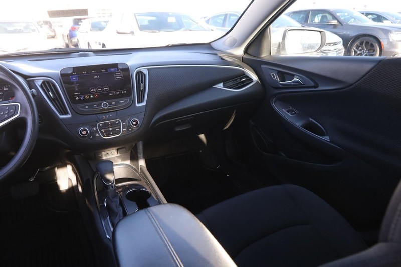 Chevrolet Malibu Vehicle Full-screen Gallery Image 23