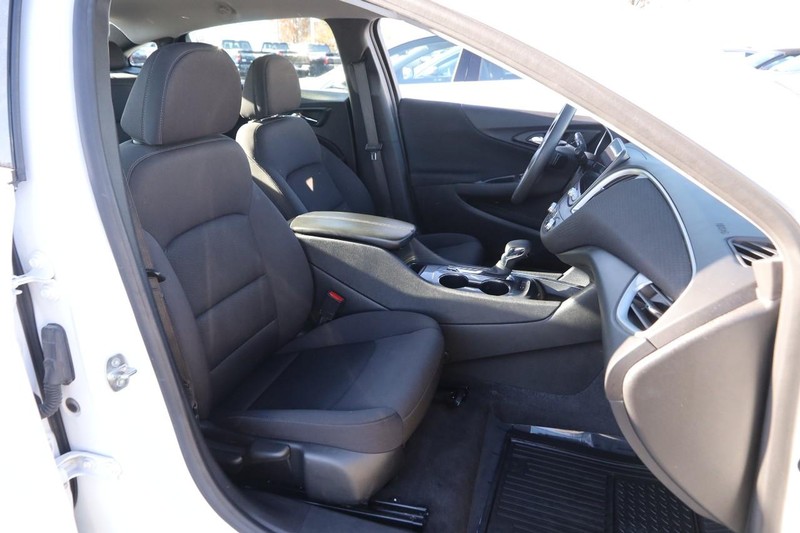 Chevrolet Malibu Vehicle Full-screen Gallery Image 24