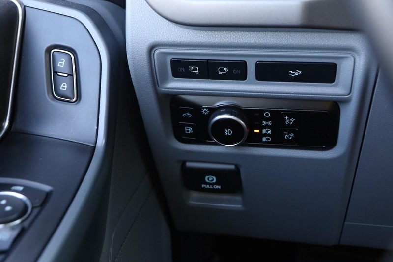 Ford F-150 Vehicle Full-screen Gallery Image 19