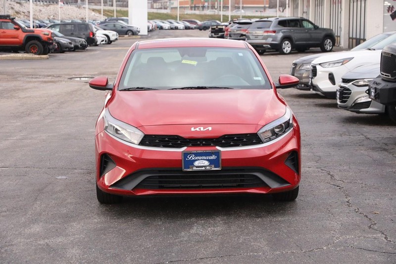Kia Forte Vehicle Full-screen Gallery Image 4