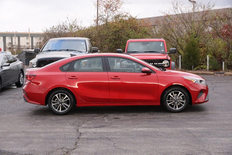 Kia Forte Vehicle Full-screen Gallery Image 5