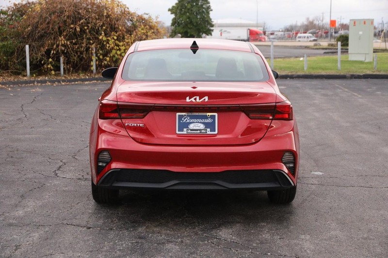 Kia Forte Vehicle Full-screen Gallery Image 6