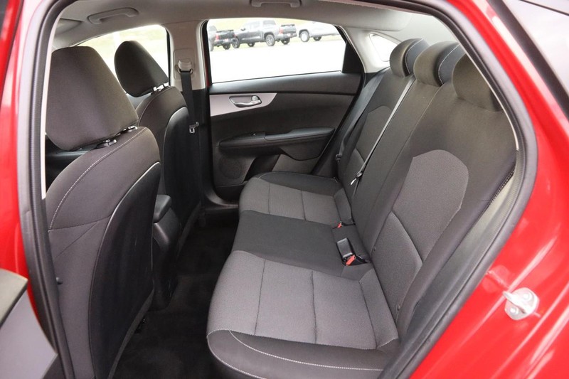 Kia Forte Vehicle Full-screen Gallery Image 9