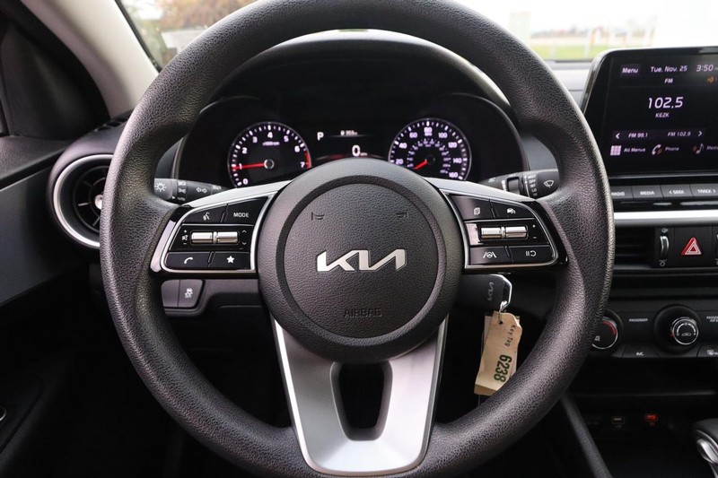 Kia Forte Vehicle Full-screen Gallery Image 10