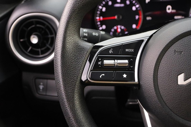 Kia Forte Vehicle Full-screen Gallery Image 11