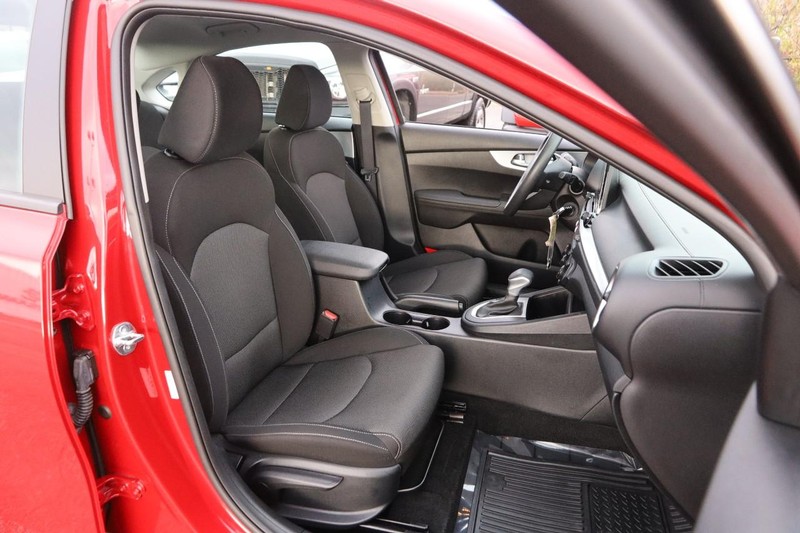 Kia Forte Vehicle Full-screen Gallery Image 25