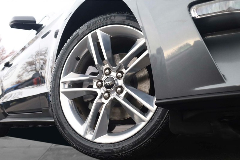 Ford Mustang Vehicle Full-screen Gallery Image 3