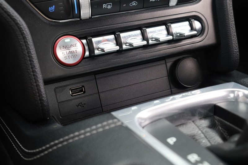 Ford Mustang Vehicle Full-screen Gallery Image 15