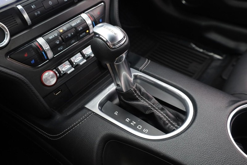 Ford Mustang Vehicle Full-screen Gallery Image 16