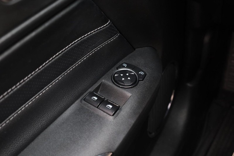 Ford Mustang Vehicle Full-screen Gallery Image 18