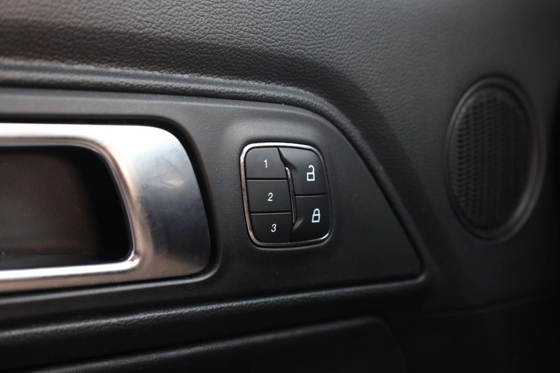 Ford Mustang Vehicle Full-screen Gallery Image 19