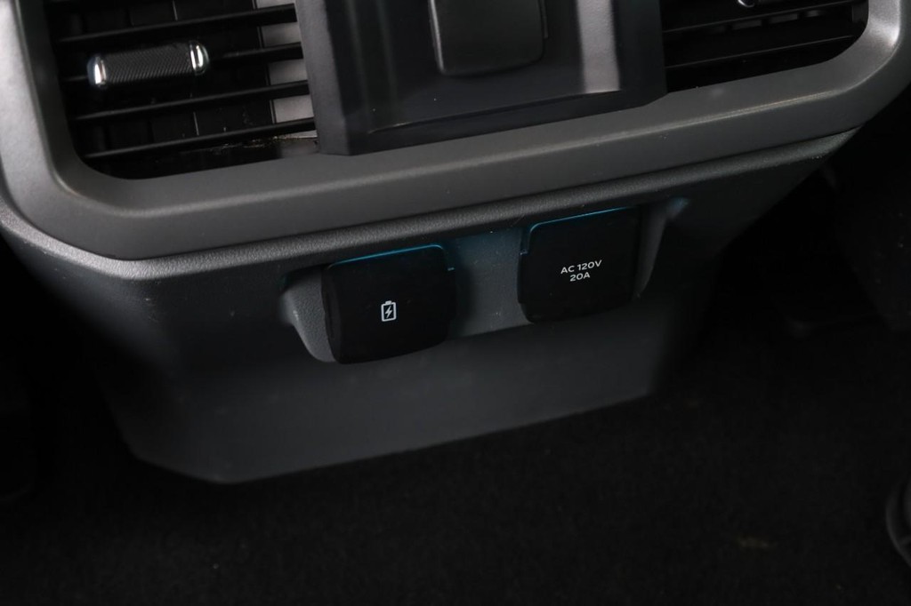 Ford F-150 Vehicle Full-screen Gallery Image 25