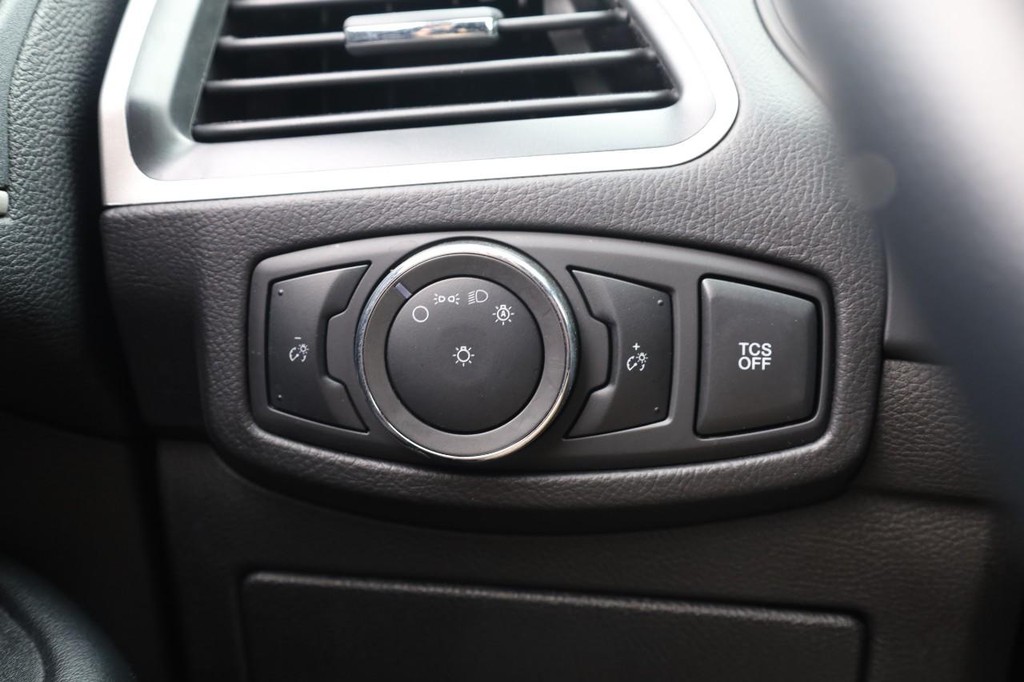 Ford Edge Vehicle Full-screen Gallery Image 17